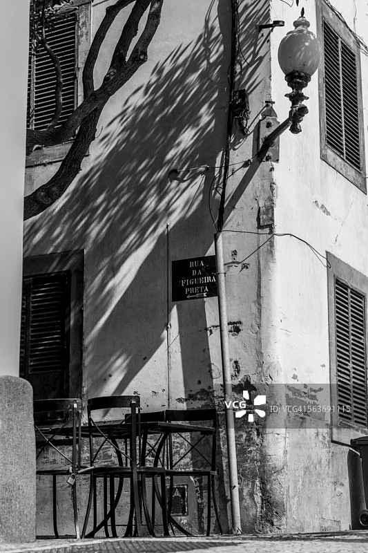 投射在旧墙上的长阴影图片素材