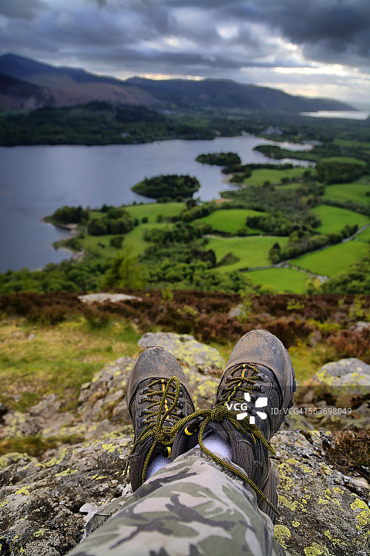 在多石峭壁上的徒步靴，英国湖区图片素材