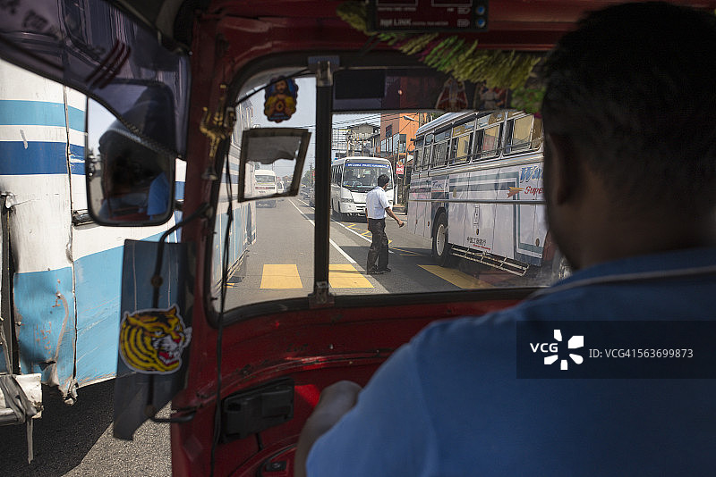 城市嘟嘟车三轮车的道路场景图片素材