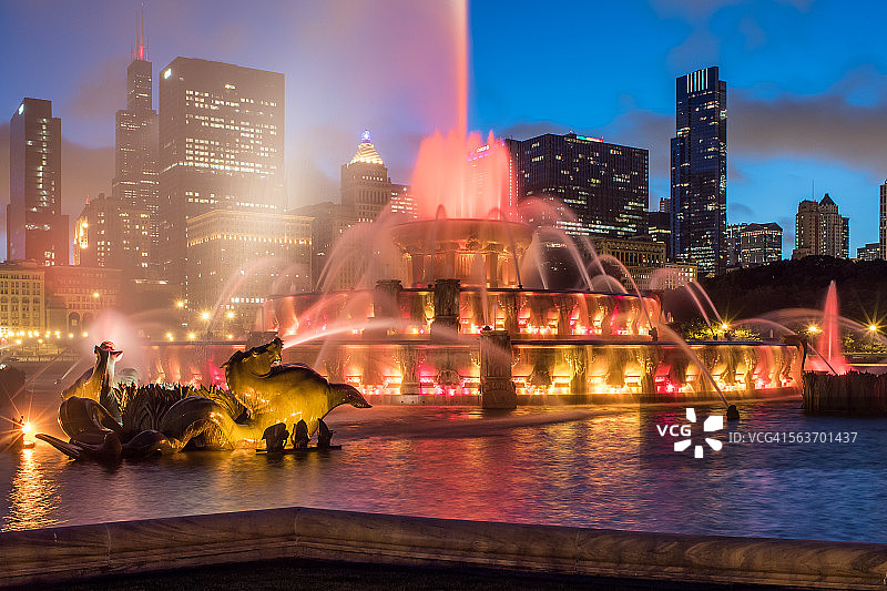 芝加哥白金汉喷泉夜景图片素材