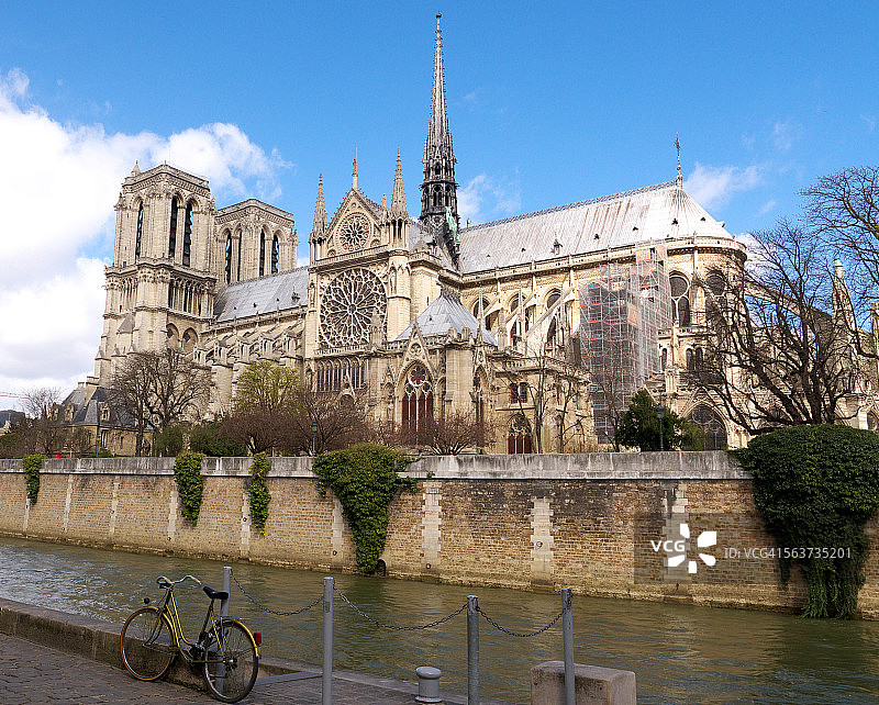 巴黎圣母院和自行车图片素材