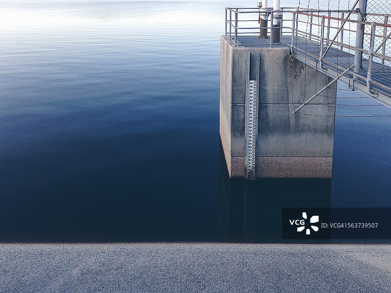 眺望大型水坝中的水位指示器图片素材