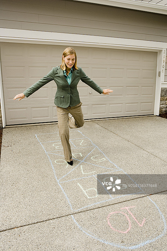 玩跳房子的女商人图片素材