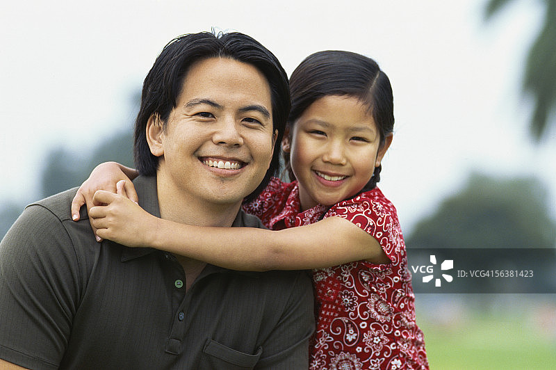 女儿拥抱父亲的肖像图片素材