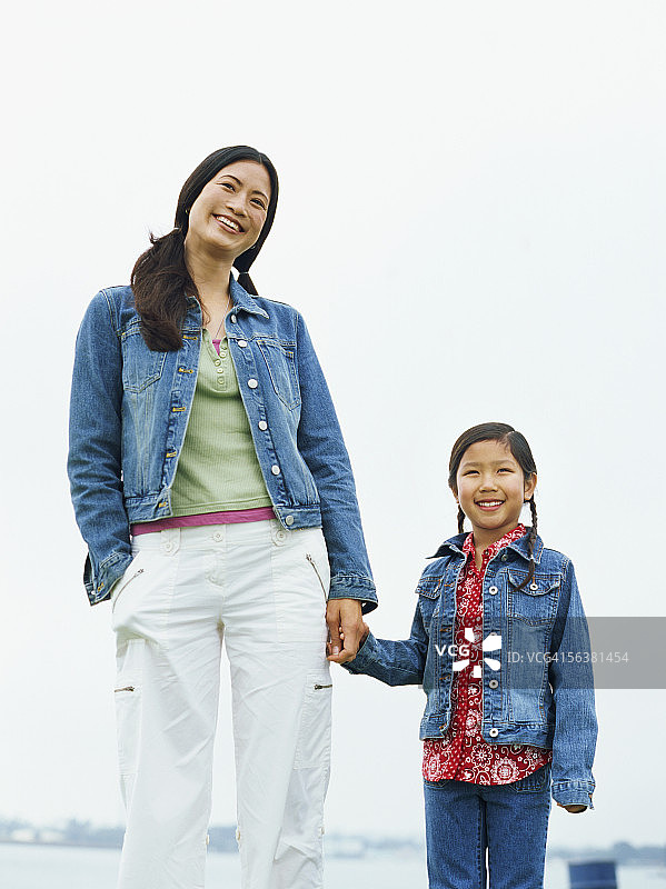 母亲和女儿微笑图片素材