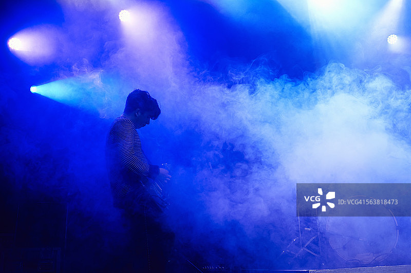 在音乐会上表演的吉他手图片素材