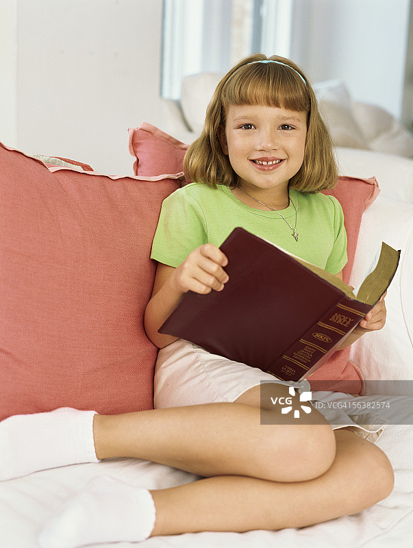 手捧《圣经》的女孩肖像图片素材