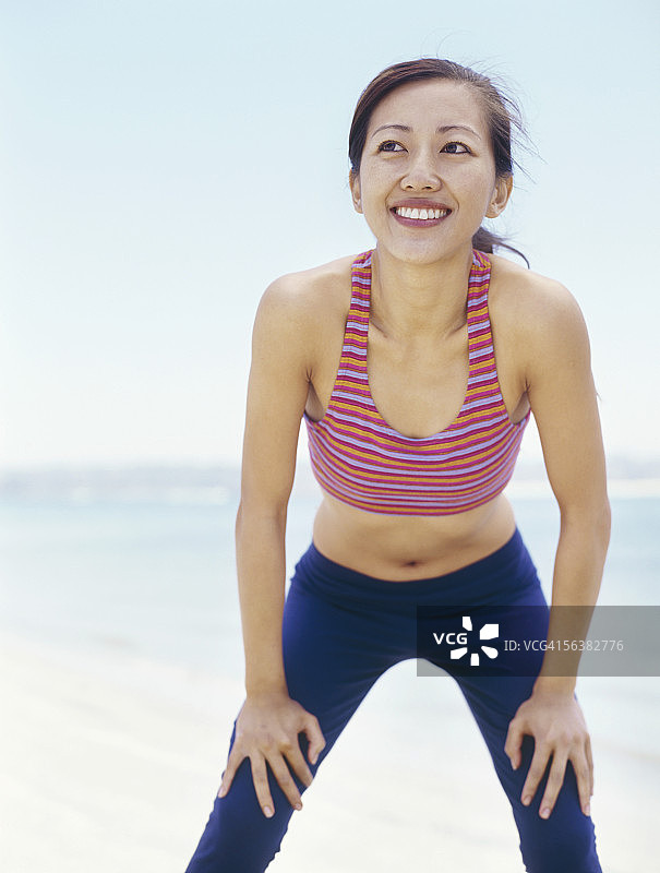 仰视角度拍摄的在海滩上的年轻女人图片素材
