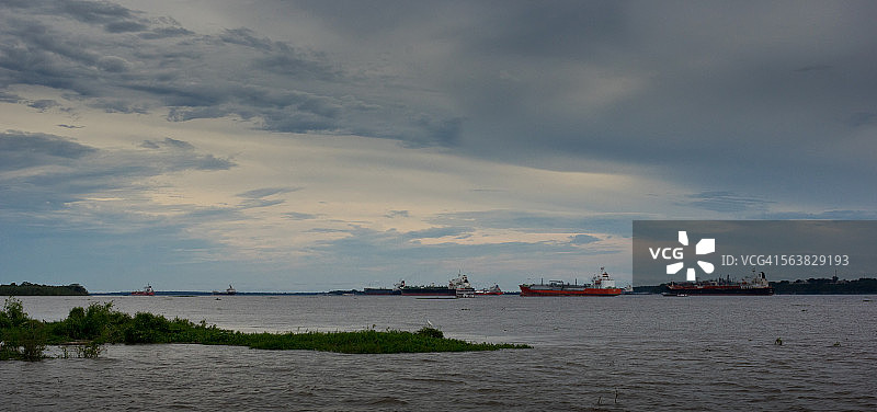 乘船抵达马瑙斯图片素材