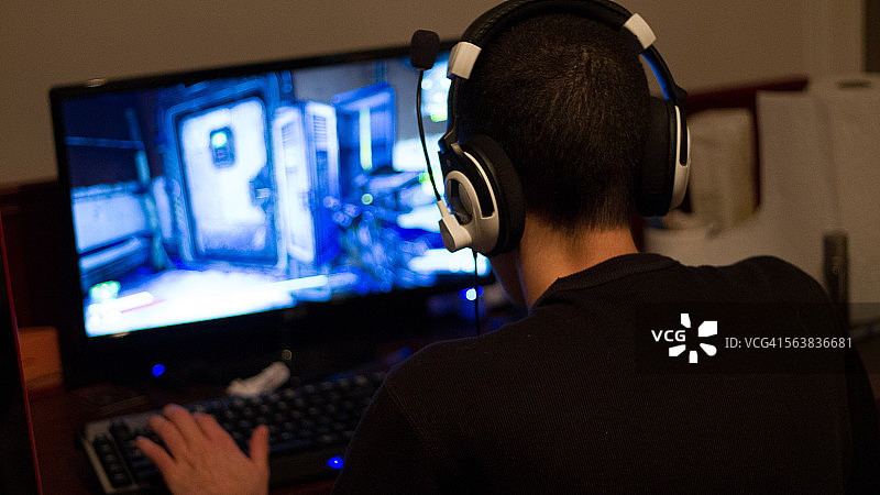 玩电子游戏的男人图片素材