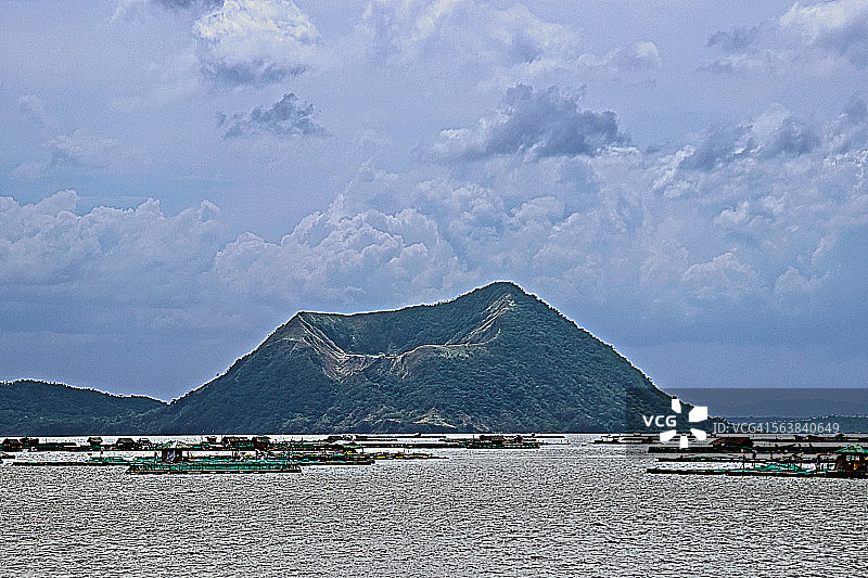 塔尔火山湖图片素材