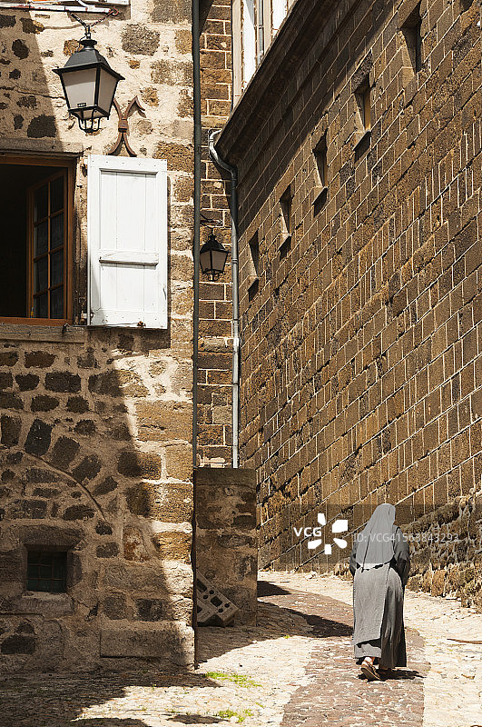 鹅卵石街道与戴面纱的女人图片素材