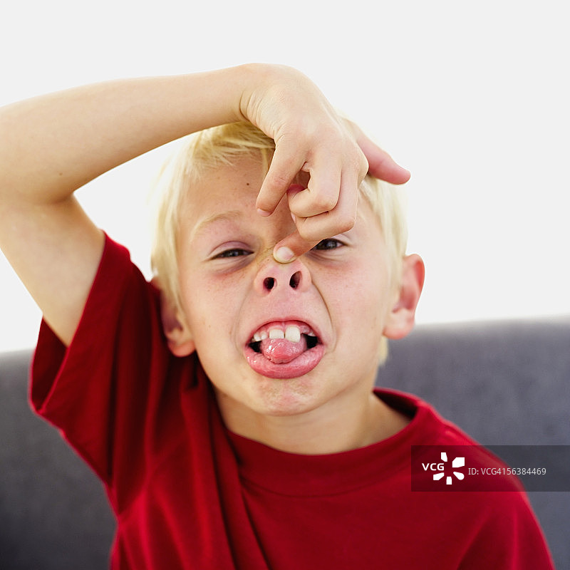 男孩做鬼脸的特写图片素材