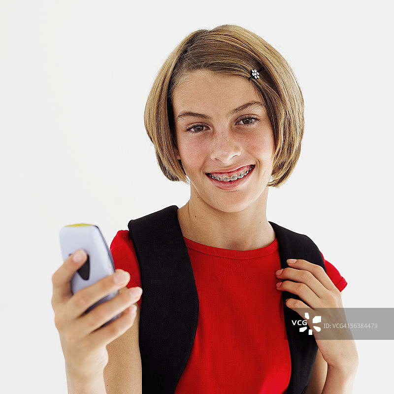 少女手持手机特写图片素材