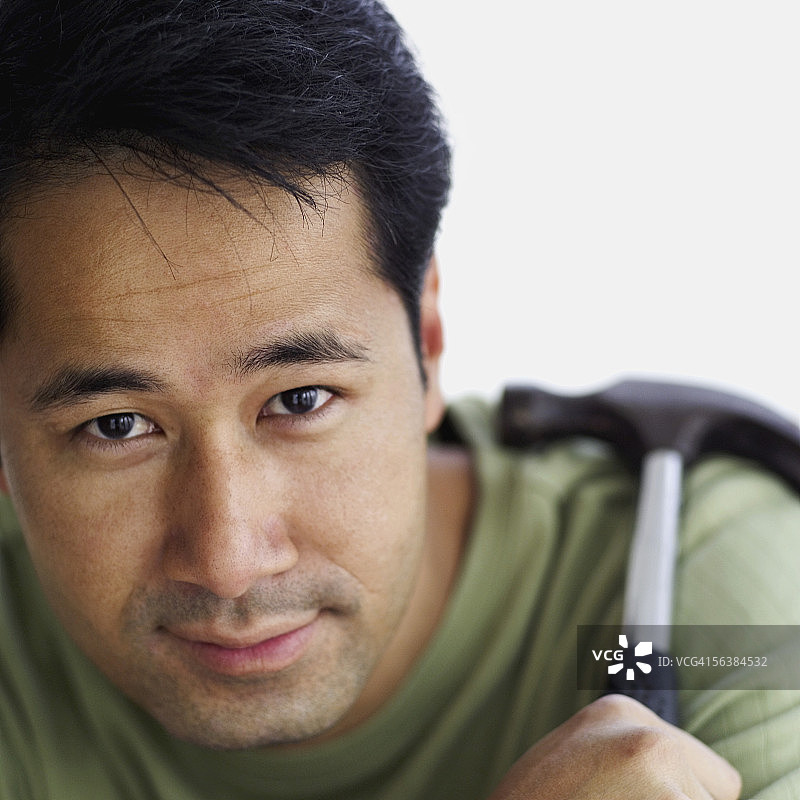 中年男人手持锤子特写图片素材