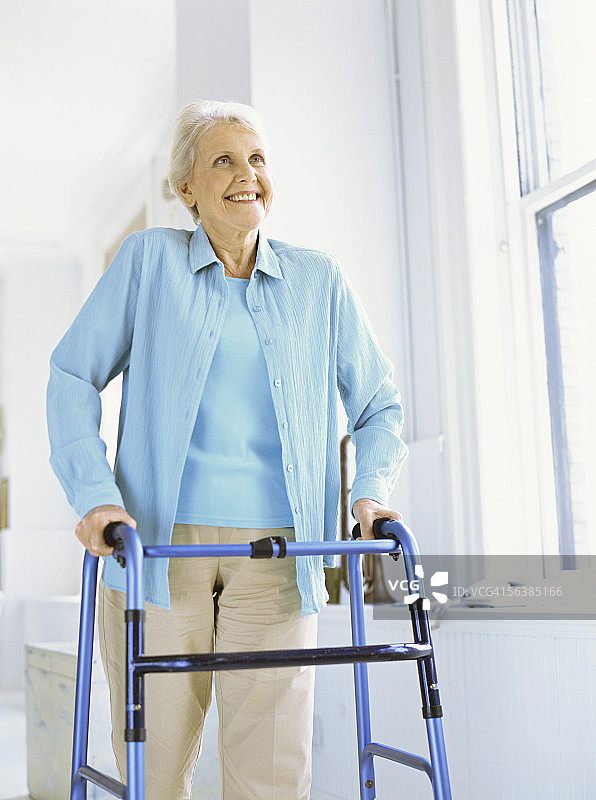 使用助行器行走的老年妇女图片素材