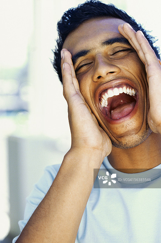 呼喊的年轻男子特写图片素材