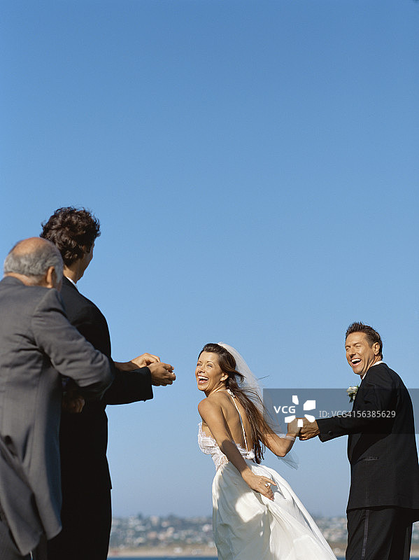 新婚夫妇行走的背影图片素材