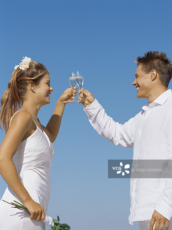 低角度拍摄的一对新婚夫妇敬酒图片素材