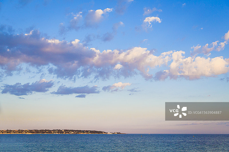 戛纳海湾（法国里维埃拉）的黄昏景色图片素材