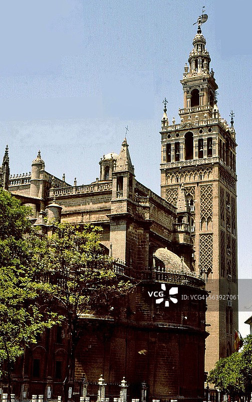 西班牙塞维利亚大教堂和吉拉尔达钟楼图片素材