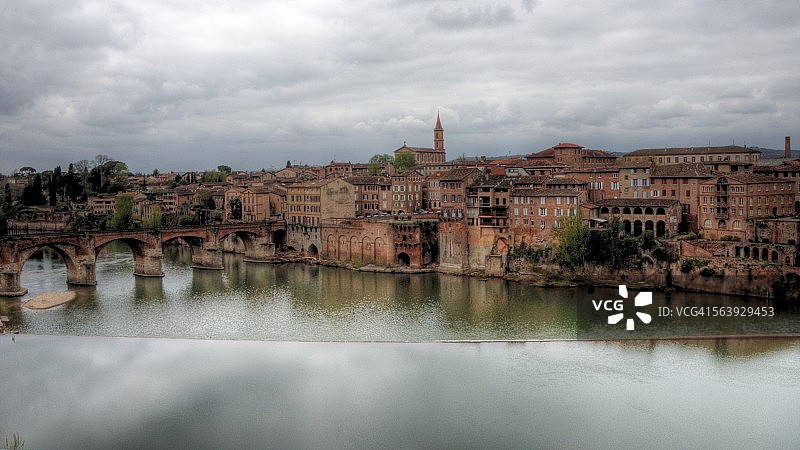 圣马德莱娜教堂、阿尔比老桥和城镇图片素材