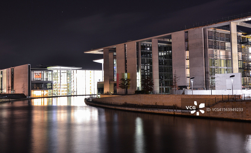 夜晚的柏林保罗-勒贝大厦图片素材