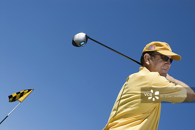 高尔夫球手挥杆特写图片素材