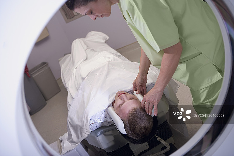 核磁共振技师准备病人检查景色图片素材