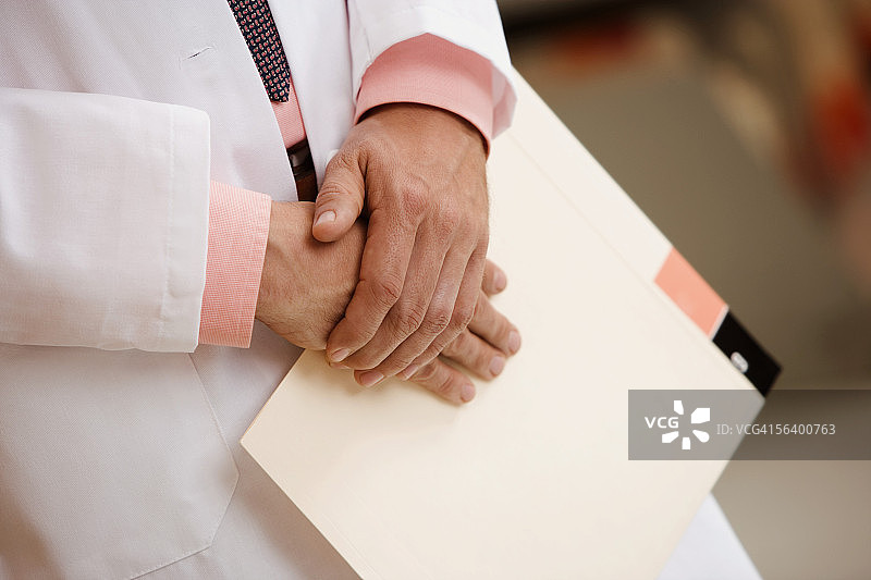 医生拿着文件图片素材