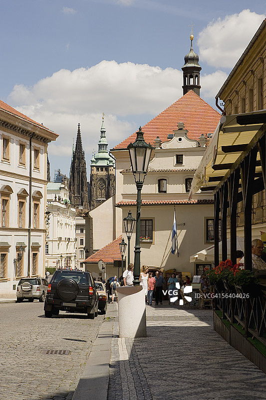 停在路边的汽车，圣维特大教堂，小城区，布拉格，捷克共和国图片素材