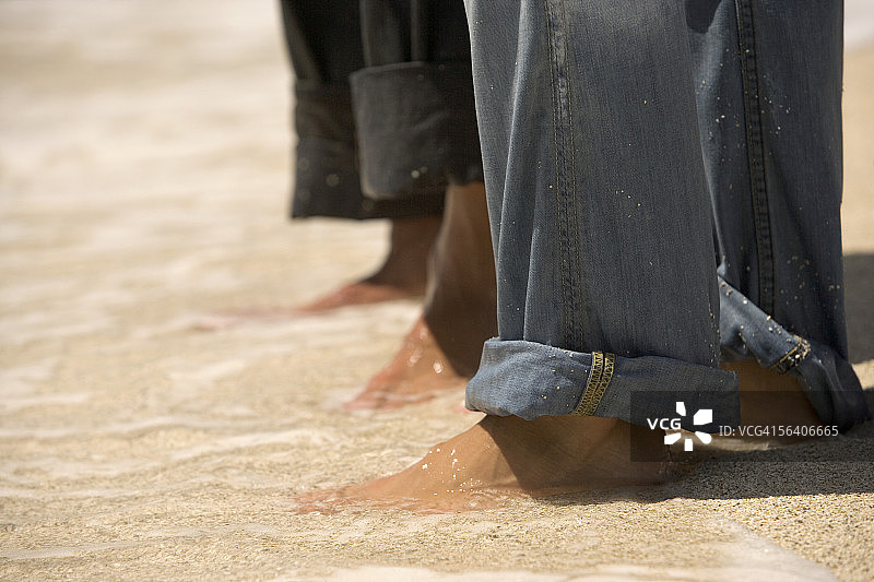 站在沙滩上的两个人图片素材