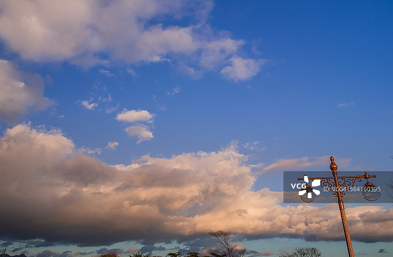 多云天空下的电灯图片素材