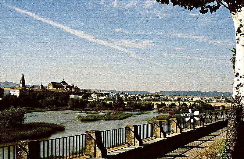 西班牙科尔多瓦瓜达尔基维尔河风光图片素材