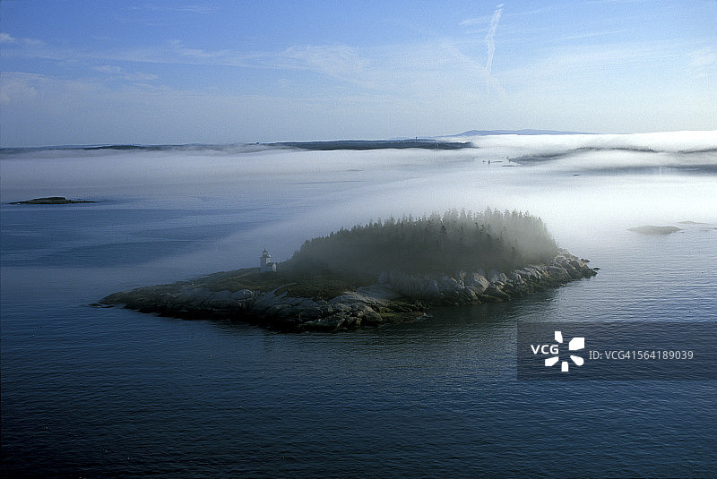 缅因州斯托宁顿附近鹿岛海峡的鸟瞰图图片素材