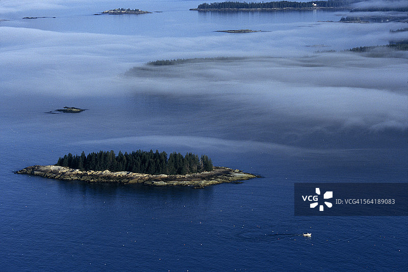 缅因州斯托宁顿附近鹿岛海峡的鸟瞰图图片素材