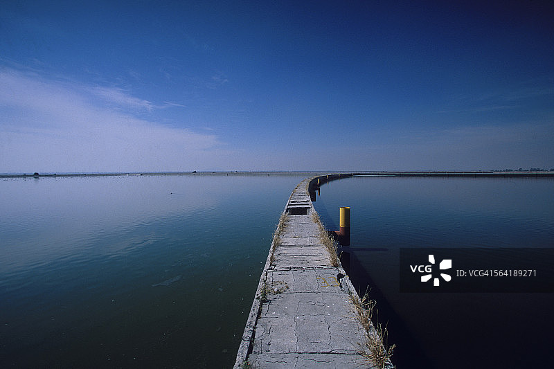 墨西哥城大型太阳能池塘中的废水处理图片素材