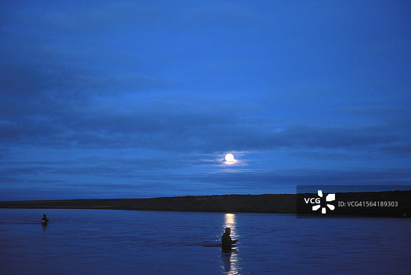 夜间飞蝇钓鱼图片素材