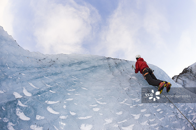 男人攀登陡峭的冰壁图片素材