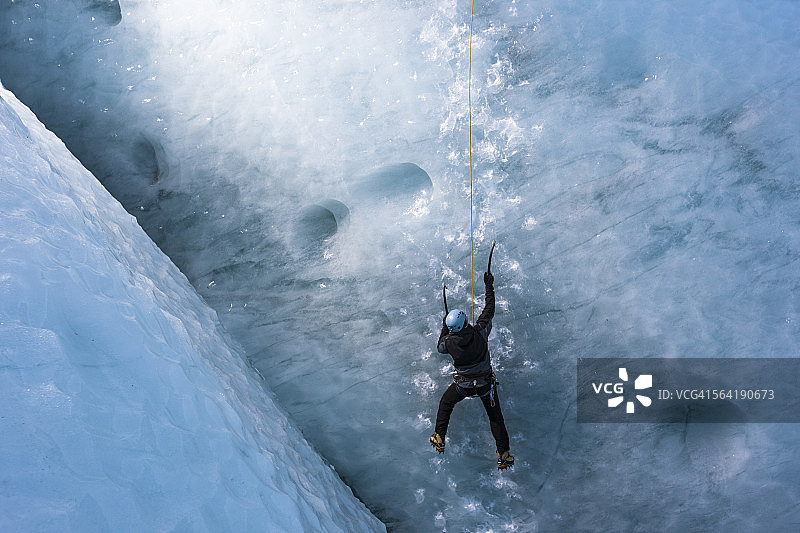 男子攀登垂直冰川冰墙图片素材
