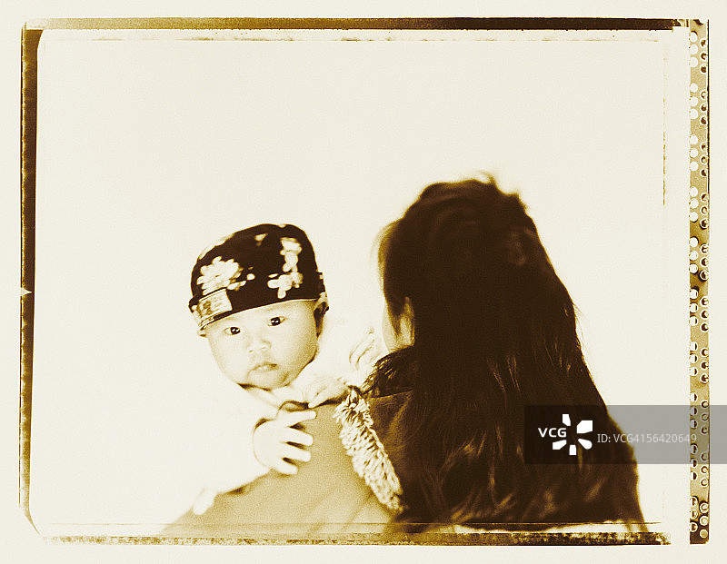 母亲抱着儿子的背影图片素材