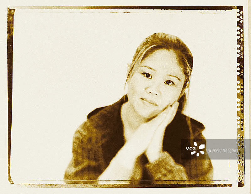 表情严肃的年轻女子肖像图片素材