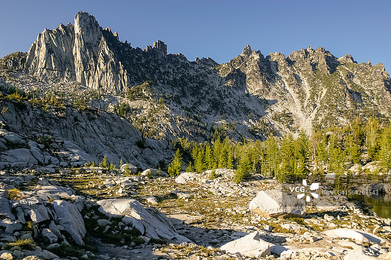 普鲁西克峰和魔法湖盆地图片素材