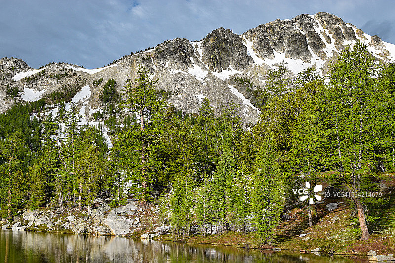 从库尼湖看到的折返峰图片素材