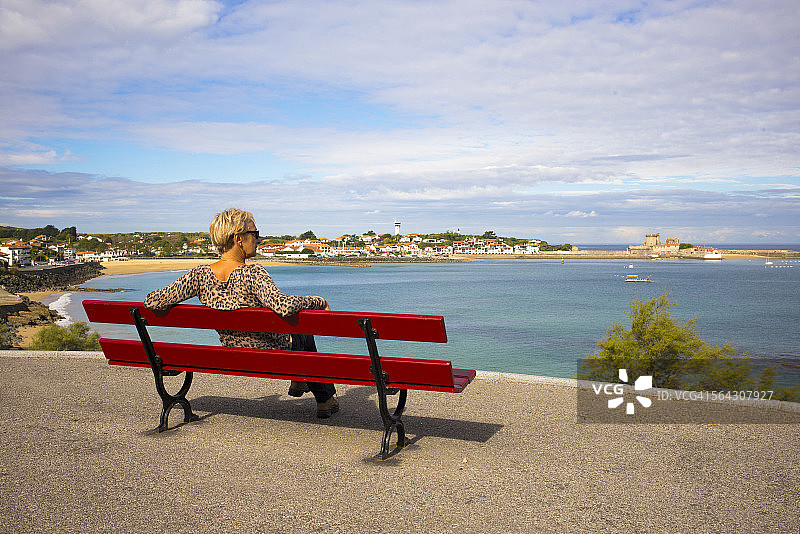 在索科阿（法国巴斯克地区）长椅上的女人图片素材