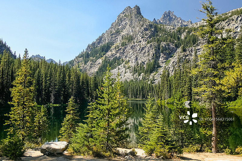 纳达湖的树木图片素材