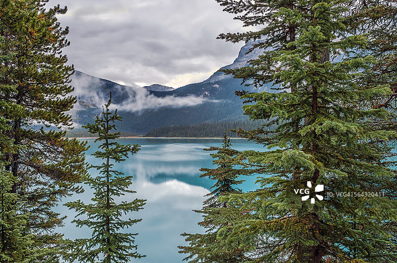 翡翠湖上的清晨薄雾图片素材