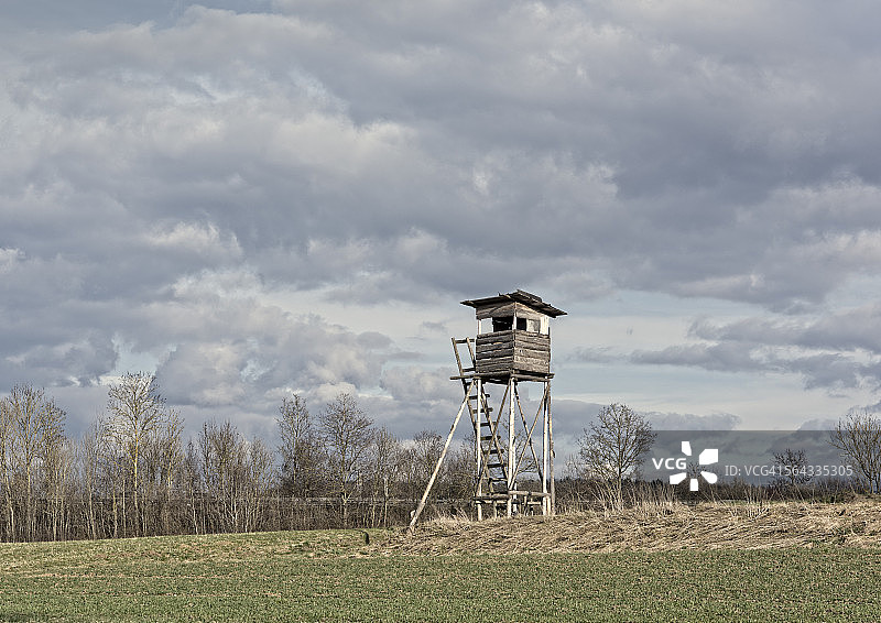 田野里的狩猎盲区图片素材