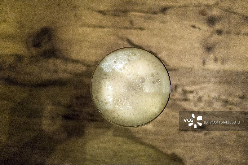 俯视角度的啤酒杯图片素材