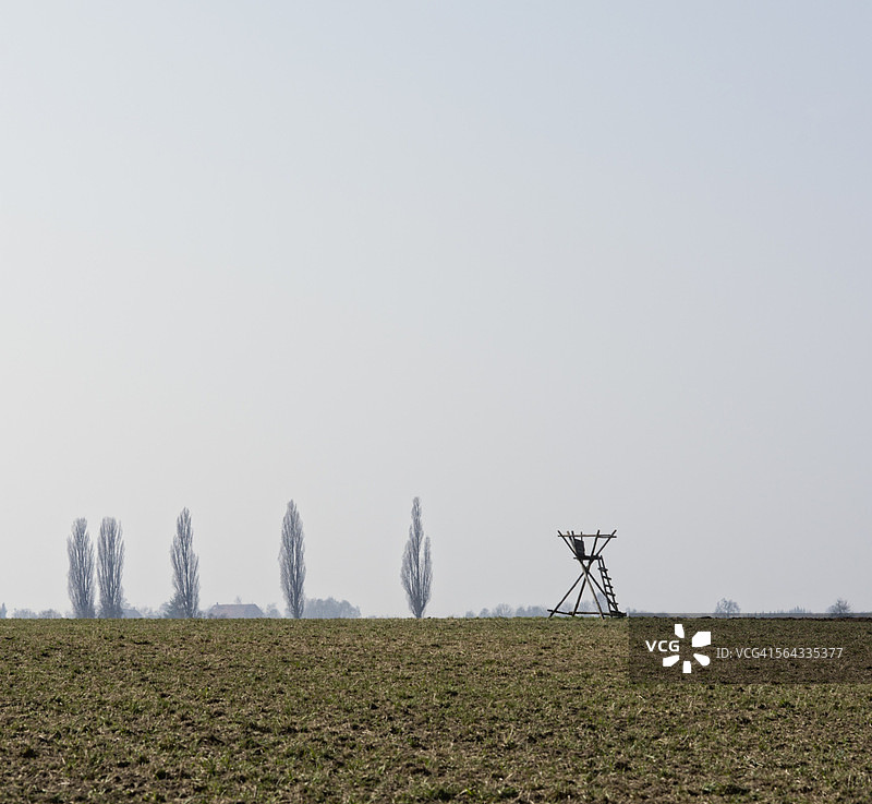 田野里的狩猎站图片素材